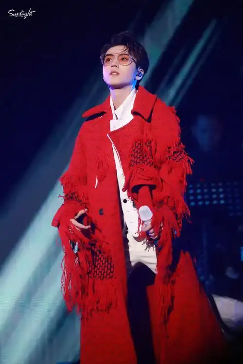 王俊凯超话存档一些王俊凯这些年穿过的正红色有一说一,王俊凯是我