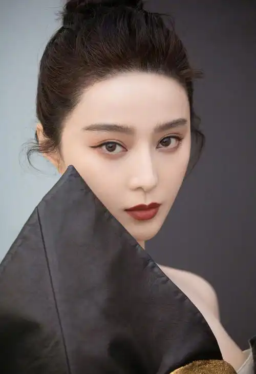 范冰冰亮相电影英雄盛典时尚造型尽显高贵典雅众网友期待新作品