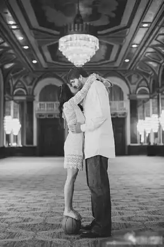 组图:球迷花式秀恩爱,最萌身高差成就篮球吻