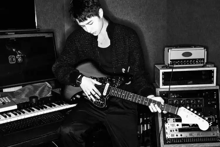 选择了在录音室,王一博时而手拿吉他侧脸出镜,整个人气质看起来有一些