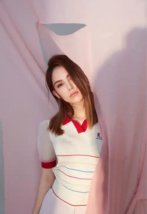 昆凌齐肩棕发美背美腿性感写真