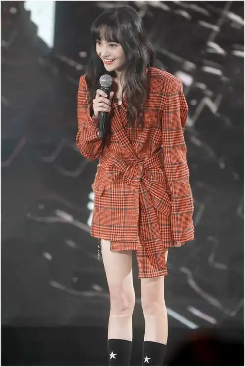 郑爽穿格纹西装玩"下衣失踪",蚂蚁腰 大长腿,真是好美一女的