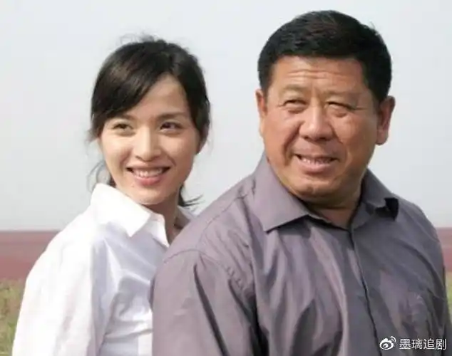 离婚后的李佳也将自己的所有心力都放在了事业上,从上一段婚姻中她