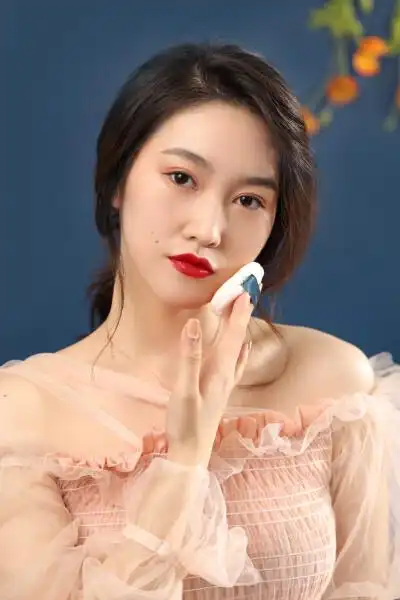 就想到了被李佳琪推荐到断货的花西 子玉女桃花轻蜜粉~如烟雾一样轻薄