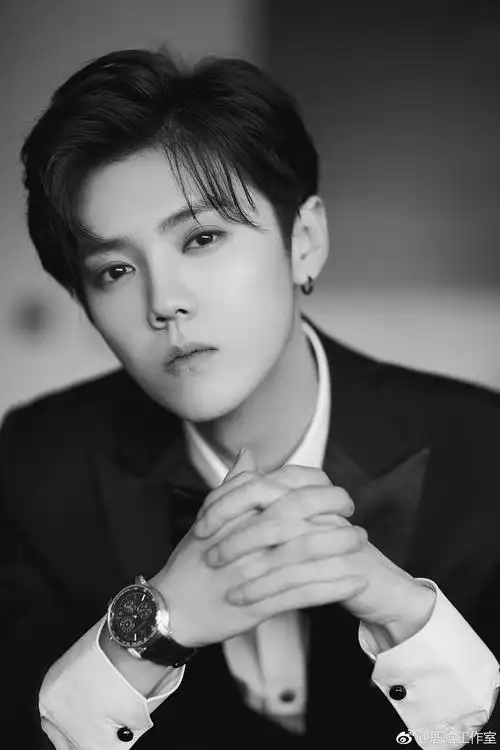 鹿晗今天出席日内瓦表展的黑发造型怎么样