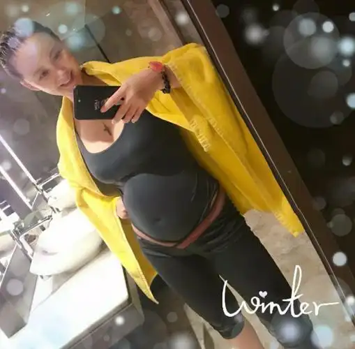 欧弟老婆晒二胎产前孕肚,圆鼓鼓的惊人,网友这种肚型竟是女儿?