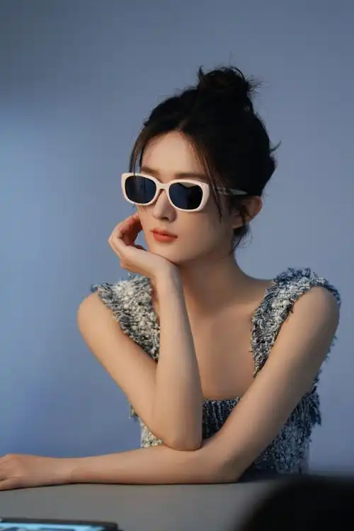 赵丽颖最新时尚大片释出戴眼镜高冷御姐范十足