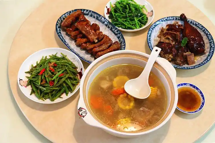 周末休息,做了四菜一汤,整桌菜花了不到一百元,四个人能吃两顿!