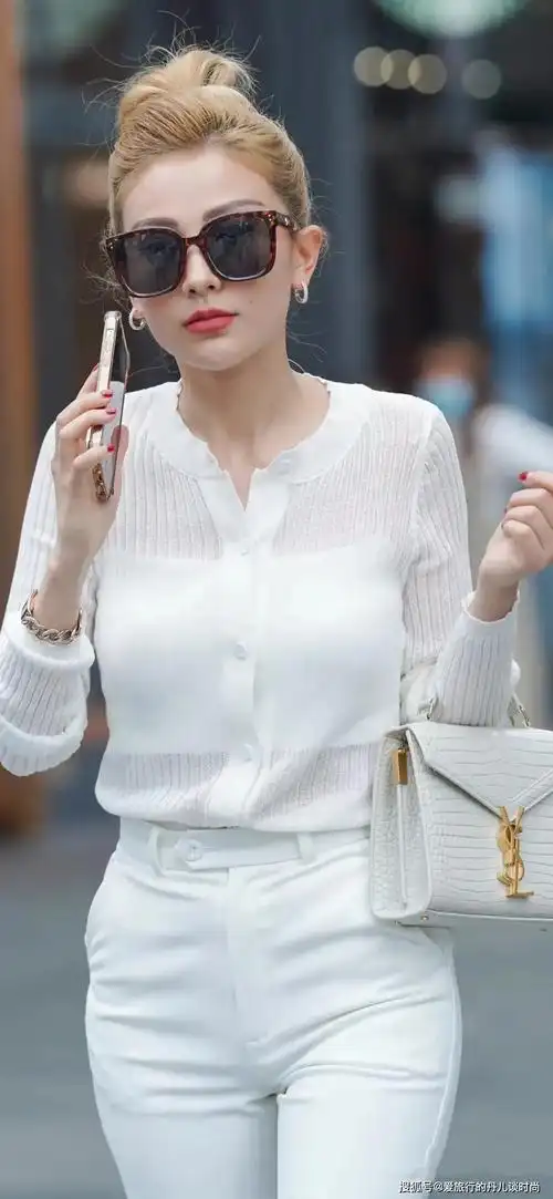 一身白色装扮的小姐姐高扎丸子头清新又干练