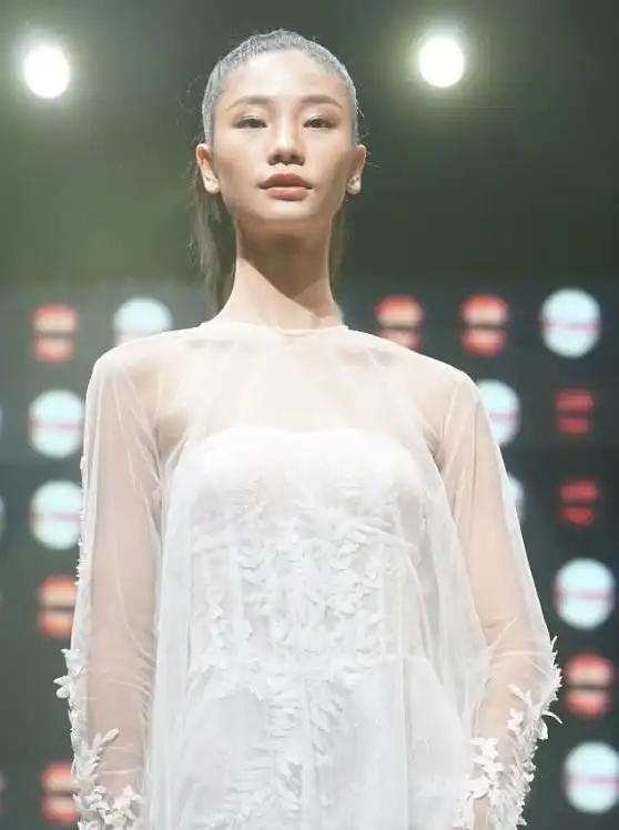 《天使之路》冠军王艺近照,丑出新高度,网友:绝对是维密最丑了