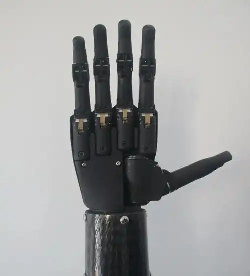 这只机械手太硬核由失去手指的机械工程师独立打造