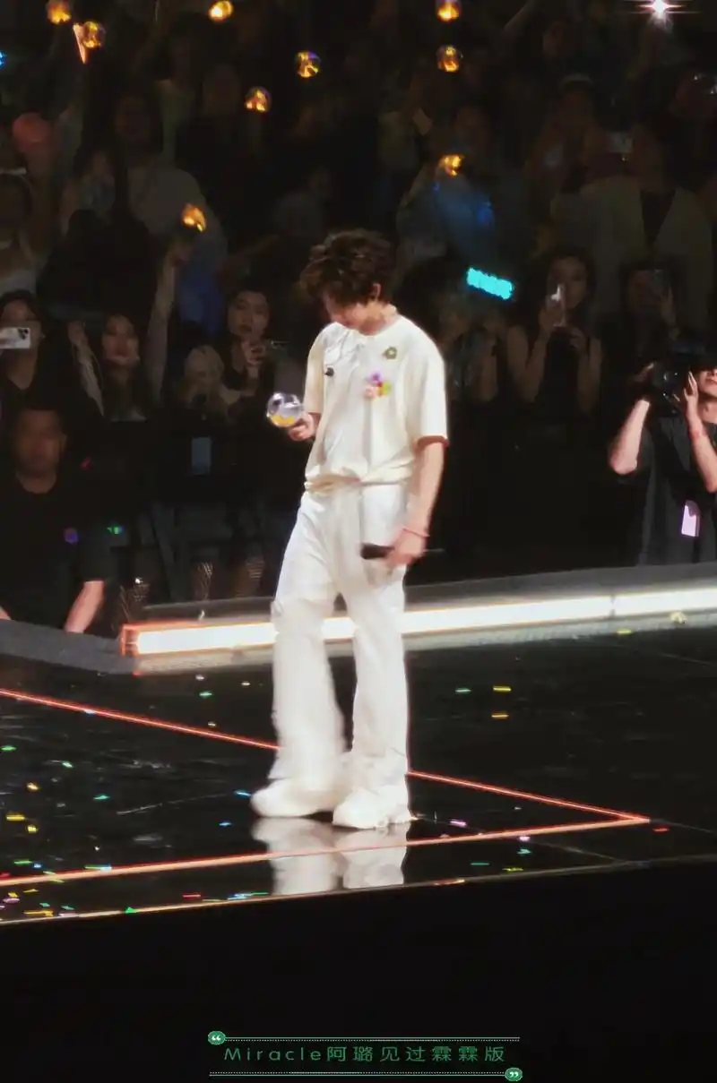 贺峻霖 #绝美舞台  - 抖音