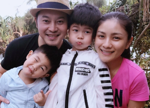 沙溢晒温馨全家福 安吉小鱼高颜值出镜