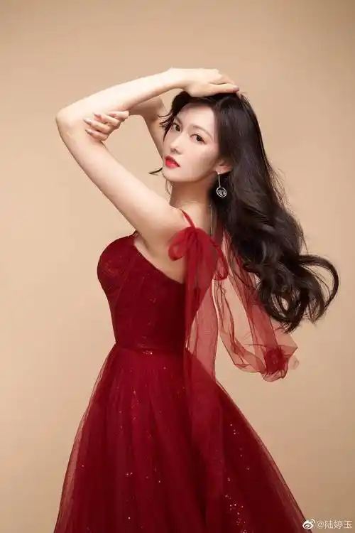红裙开挂,女明星们"红"气养人时刻_红色_礼服_娜娜