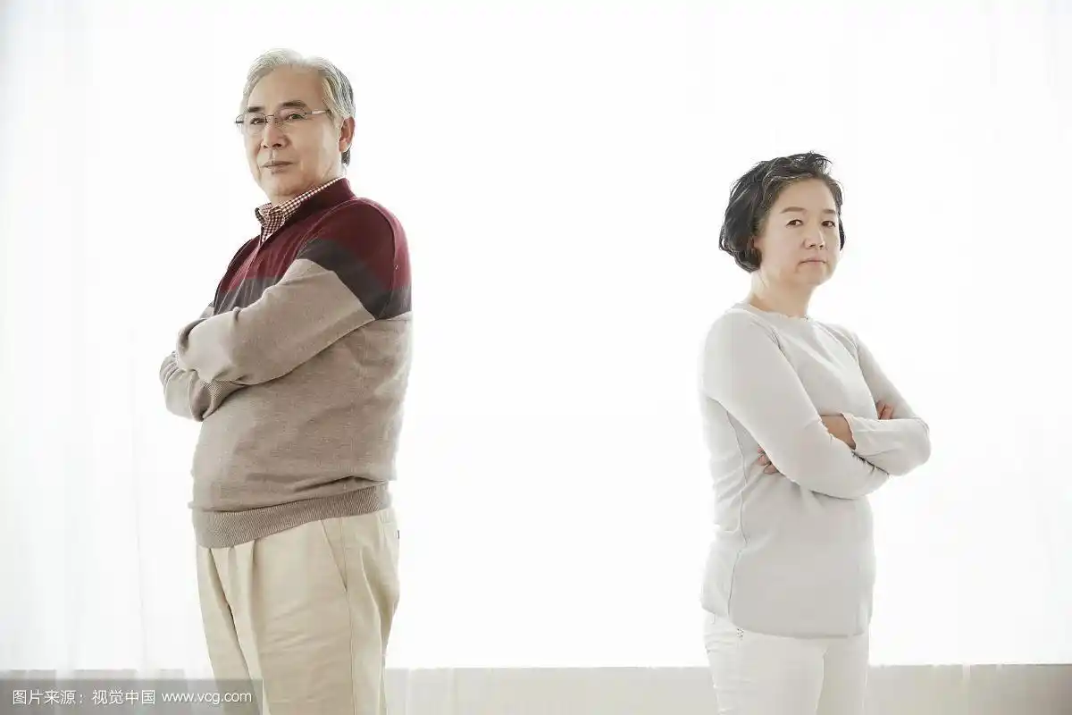 老年夫妇吵架的照片