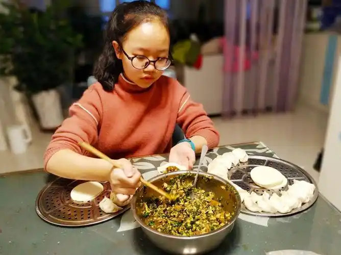 包在饺子里的亲情——焉耆县第二中学七14班学生与家人一起包饺子过