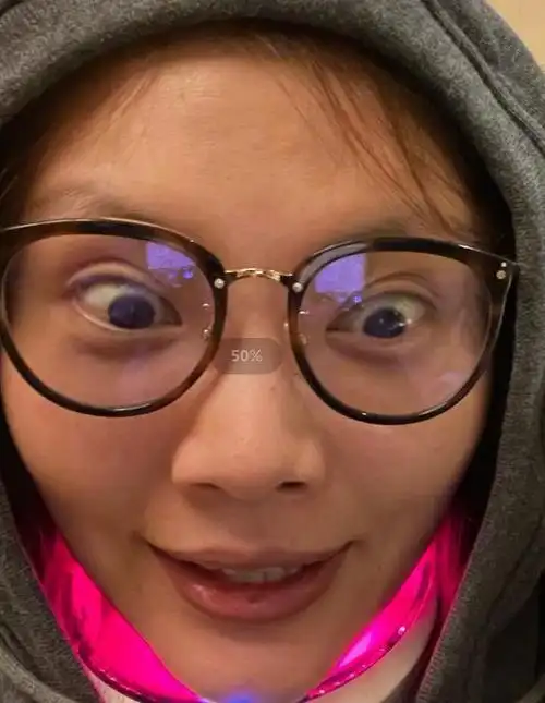 近日,性感女神演员徐冬冬发布了一组自拍丑照,素颜,龅牙,黑框眼镜