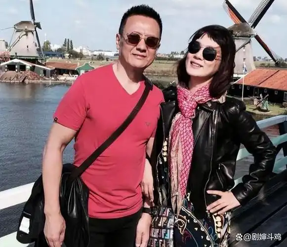 值得一提的是,和张志坚在同一个话剧团的王劲松,也被朋友拉到了北京