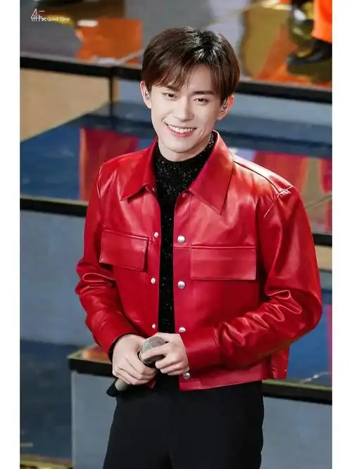 易烊千玺梨涡浅笑