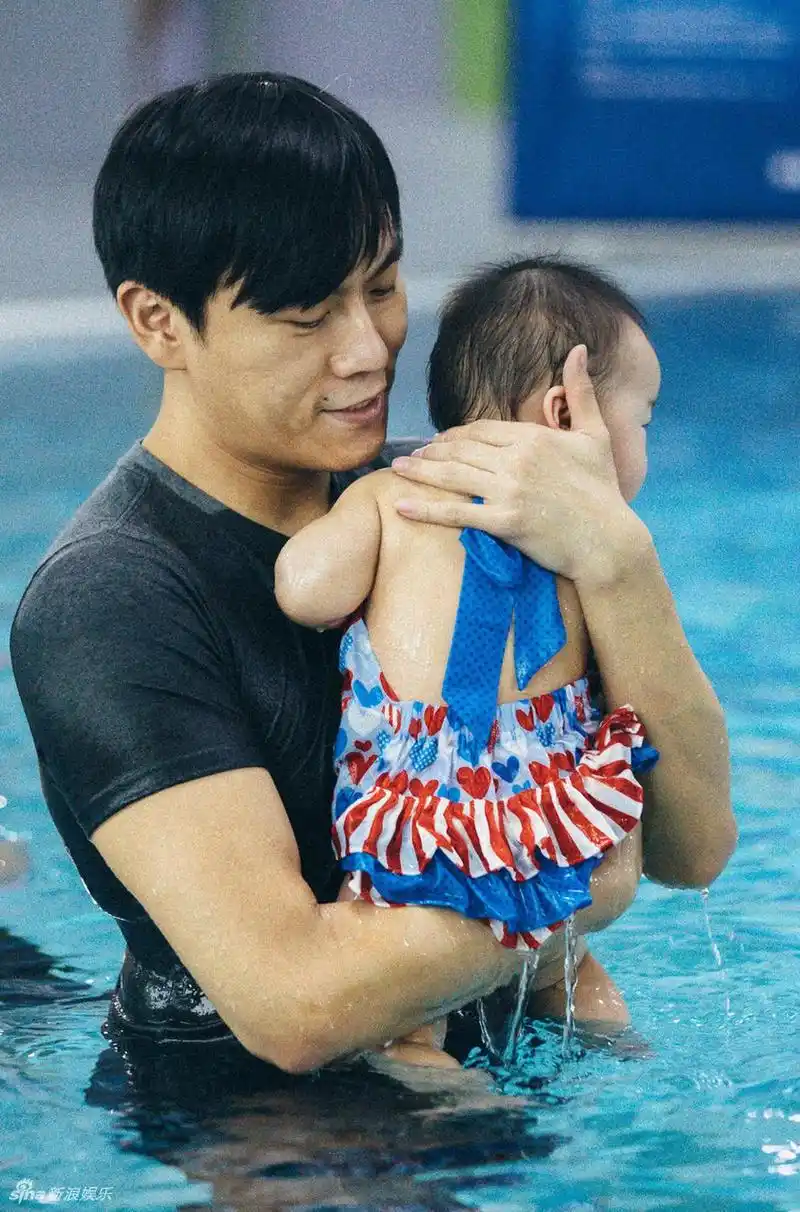 秦昊陪米粒上游泳课爸爸力max