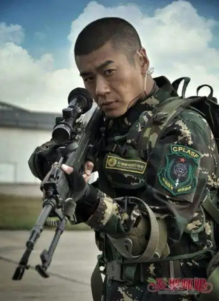 军人也是很喜欢圆寸发型的呢,穿上军装的他们搭配上这样的超短发寸头