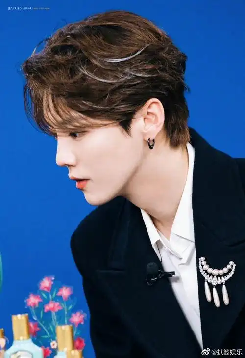 鹿晗. 神仙侧脸 三百六十度无死角,侧颜也是一绝的小鹿!