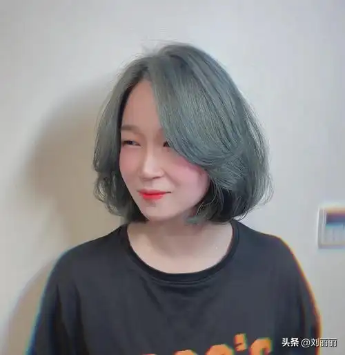 短发八字刘海发型图片1