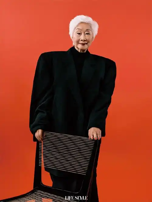 精品购物指南lifestyle新刊封面,97岁高龄的华裔女演员@卢燕lisalu穿