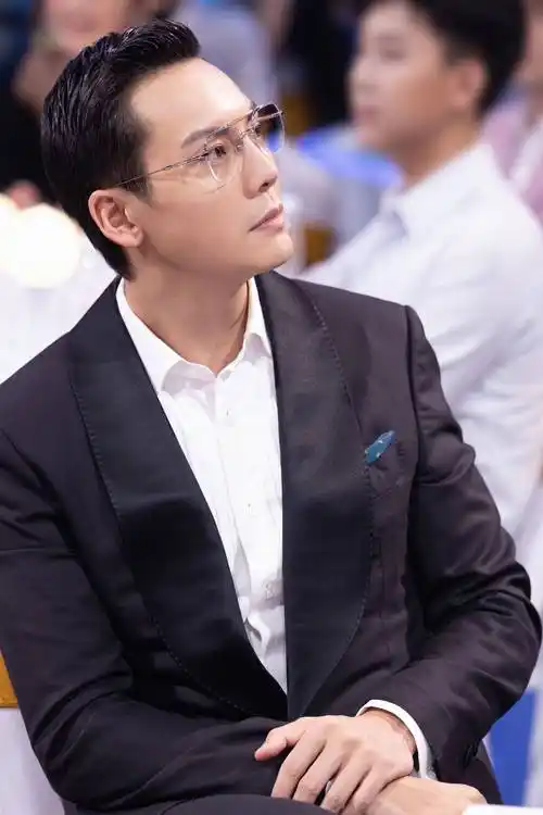 陈伟霆出席2021大湾区中秋电影音乐晚会演唱漫步人生路