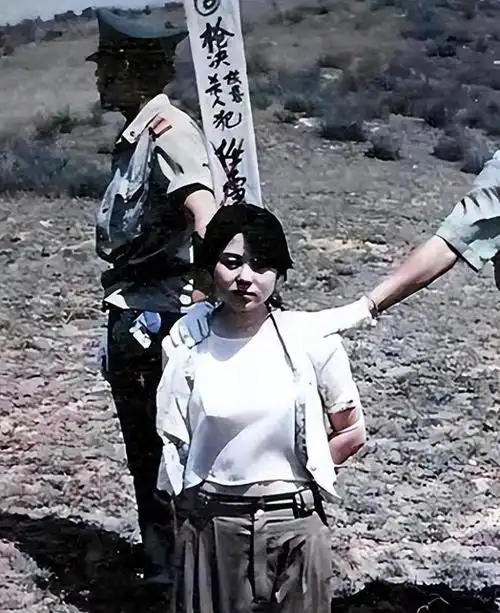 任雪长得非常漂亮,颜值丝毫不输女明星,当天穿着一身露脐装,面无表情