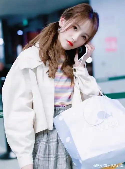 "最美侧颜"蒋申真可爱,穿彩虹t恤配双马尾,满屏都是少女感