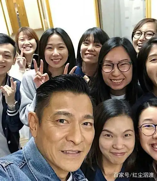 刘德华与女粉丝合影身着牛仔装束光彩照人57岁依然年轻帅气