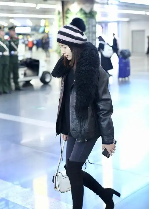 董洁戴毛线帽温暖可人气质出众过膝长靴尽显大长腿
