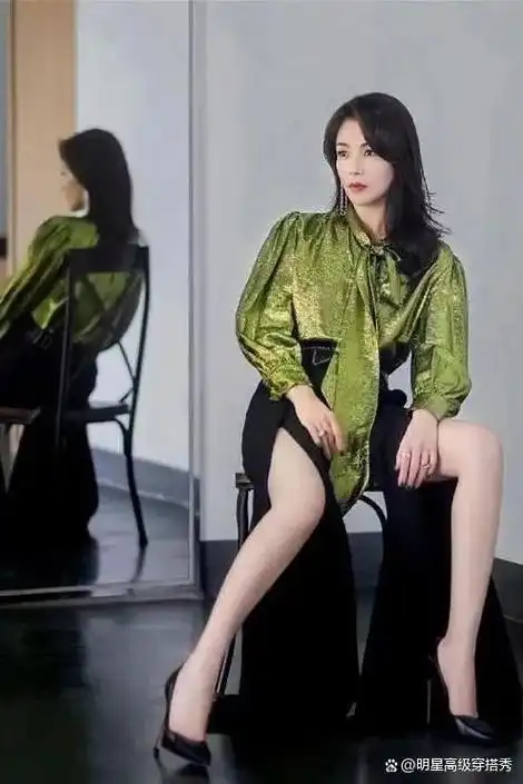 近日,刘涛在微博上晒出了一组芭比粉喇叭裤造型的照片,让