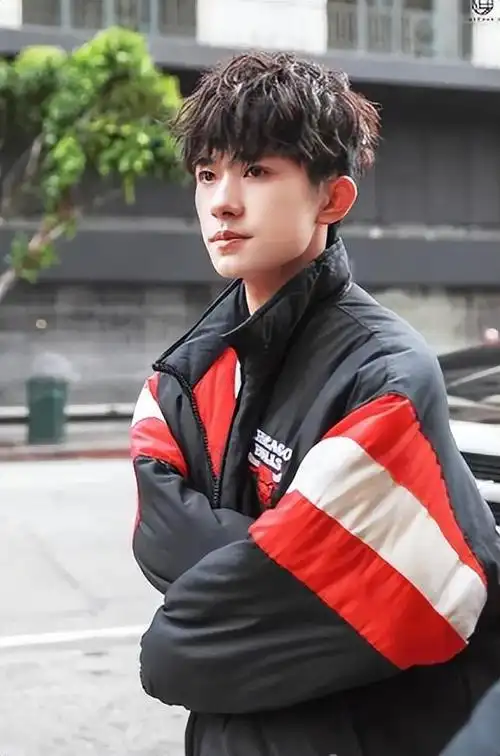 韩国公司通过海选选择心仪的艺人,在进行六七年的培养,才会让他们出道