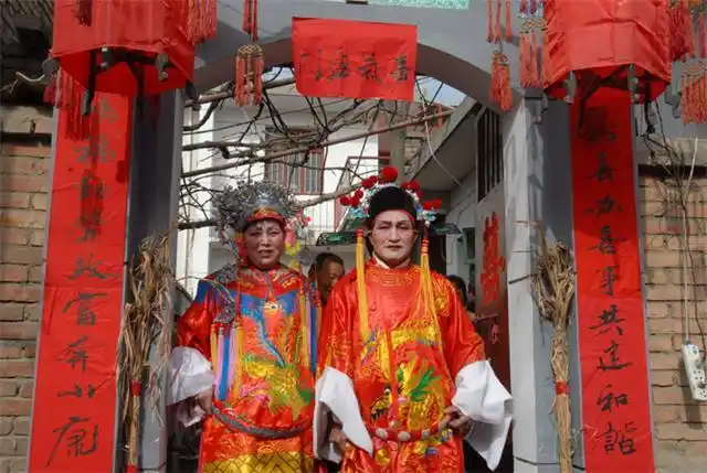 农村婚礼习俗"闹公婆",笑料百出显无奈