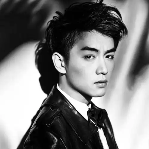 陈晓短发施展型男魅力 甜蜜牵手陈妍希