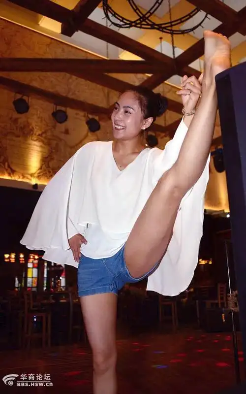 我携女神竖叉一字马吓傻酒客【严建设】