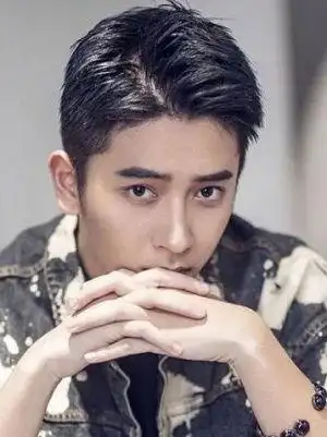 三七分向往哪边斜好看和脸型,头型,五官,发型的样式等因素有关.