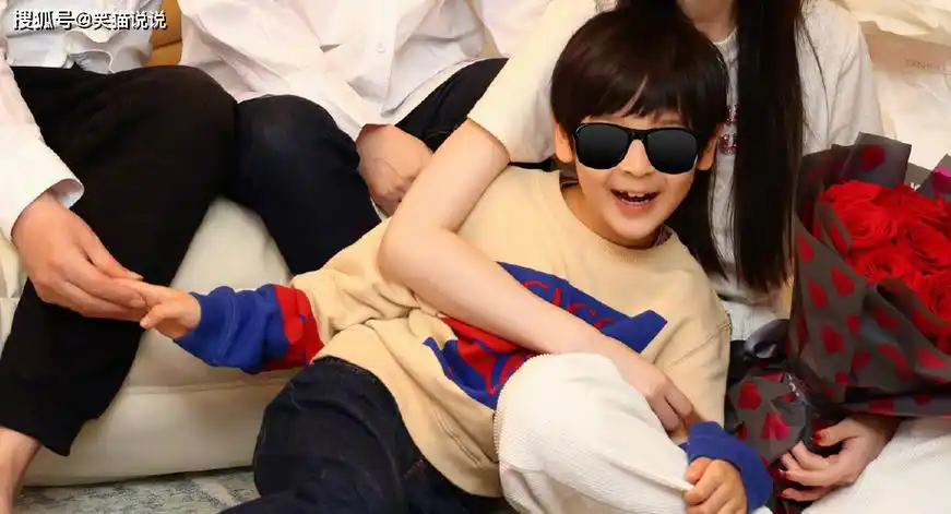 杨颖晒全家福庆贺35岁生日:与儿子搂抱好开心,小海绵长大许多!