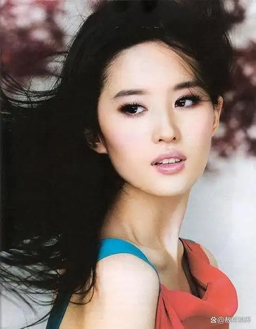 36岁刘亦菲和31岁杨采钰同样打球,差距一目了然,陈金飞也非万能