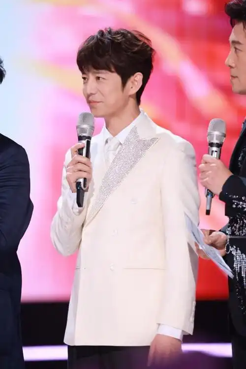 何炅见证了多少人的成长——他不仅是主持人,更是一个心灵导师