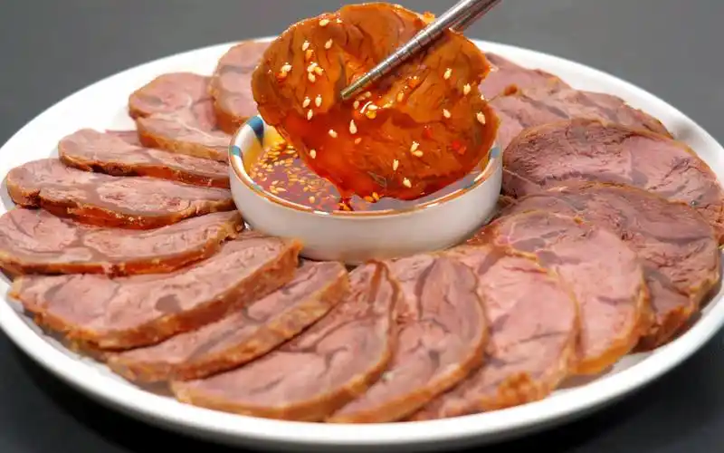 酱牛肉不要下锅焯水,用秘制复合酱油浸泡一晚,酱香浓郁劲道入味