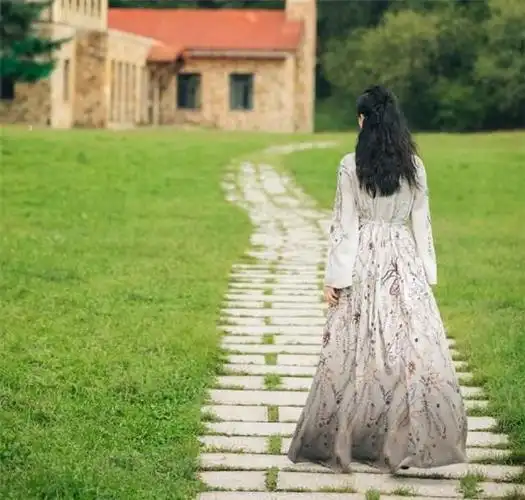 中年女性怎么穿看看50岁的咏梅照着穿就很美