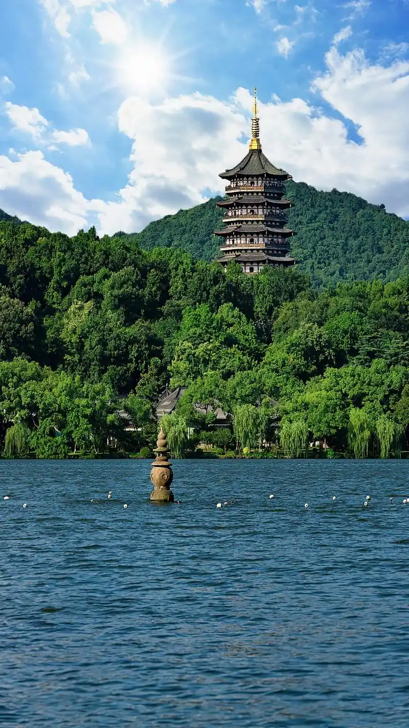 西湖美景三月天!总要和心爱的人去一趟杭州西湖吧!"上有天堂, - 抖音