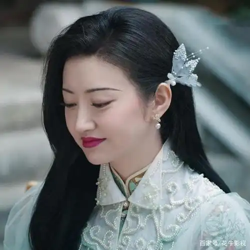 小编已经整理了十几副造型,请细品,直接上图 剧中的司藤自带气场,并且