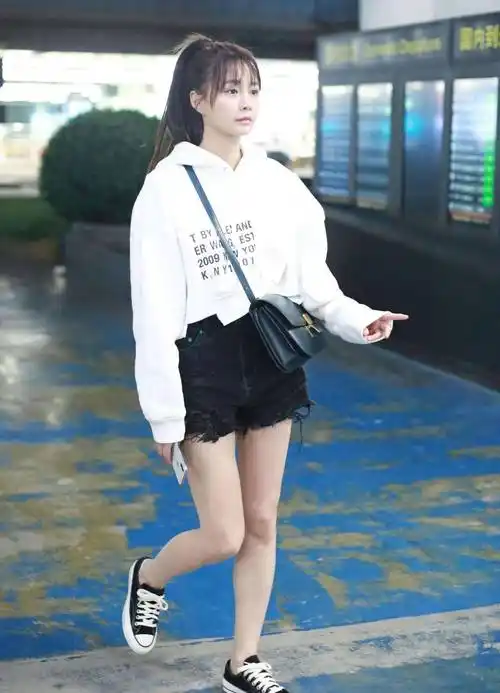 原创沈梦辰滞留机场晒美照叠穿t恤配超短裤1米2大长腿实力抢镜