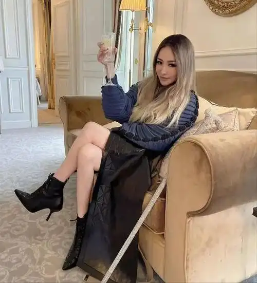 没想到,44岁萧亚轩竟走到了如今,网友:"纵欲过度"的代价