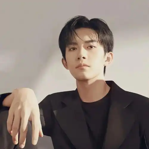 易烊千玺头像和女生头像