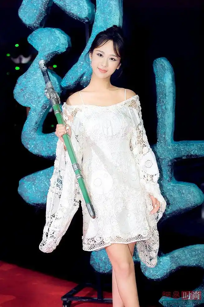 杨紫身着白色连身短裙,温柔优雅长发披肩发,点缀娇美动人